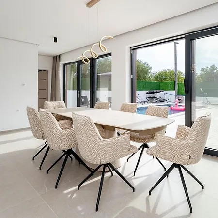 Sunshine Villa *